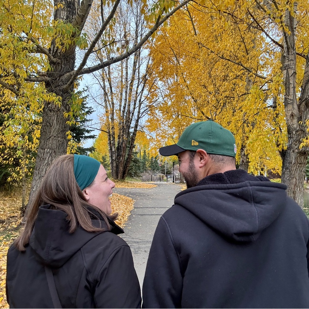Meet your Poshers, Hannah & Jon! 🦋🌻✌🏼🧿💫✨